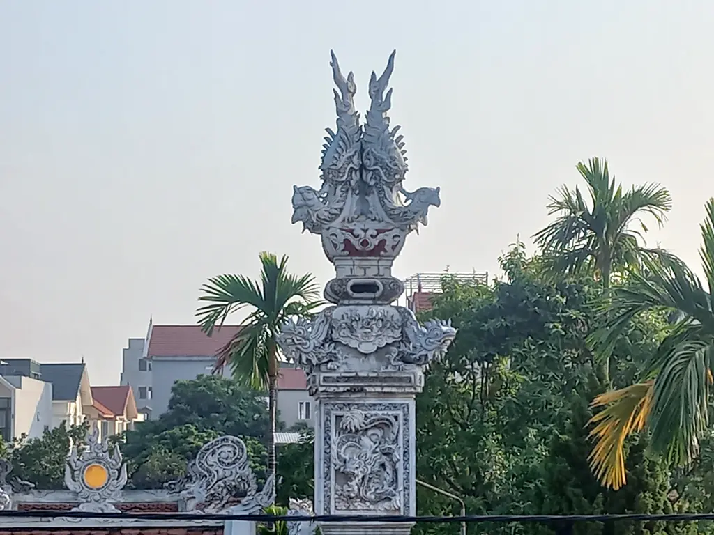 Họa tiết trang trí trên cột trụ biểu bên phải cổng tam quan chùa Đại Bi (An Khánh)