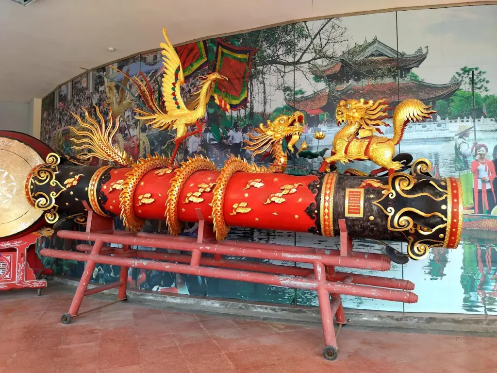 Hiện vật trưng bày trong khuôn viên bảo tàng Bắc Ninh
