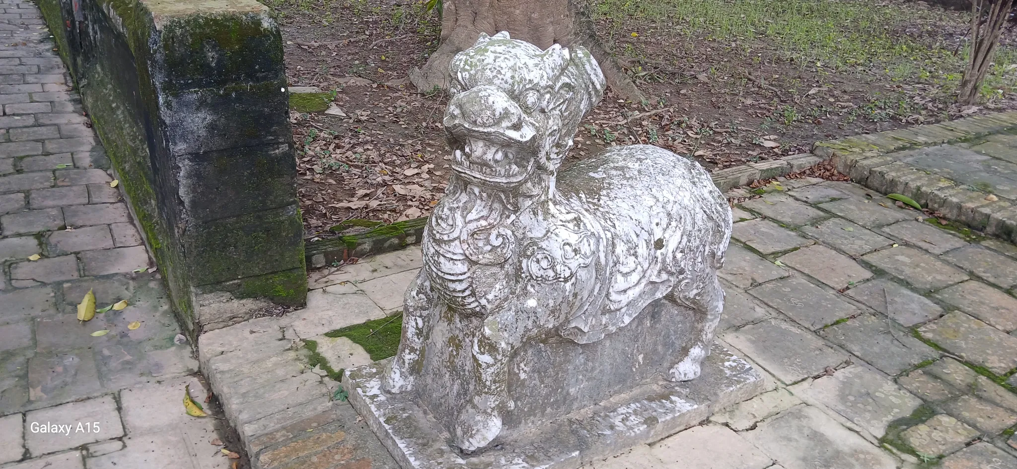 Nghê đá ở di tích đình Quán Thánh làng Quyết Tiến, Tiên Phương