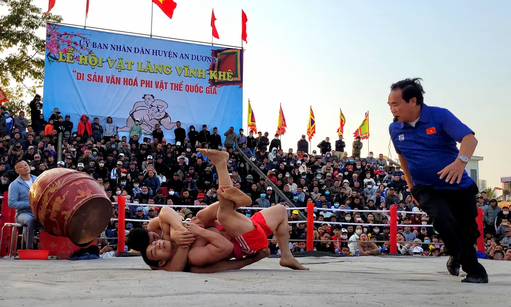 Trận đấu diễn ra vô cùng kịch tính tại Lễ hội Vật làng Vĩnh Khê