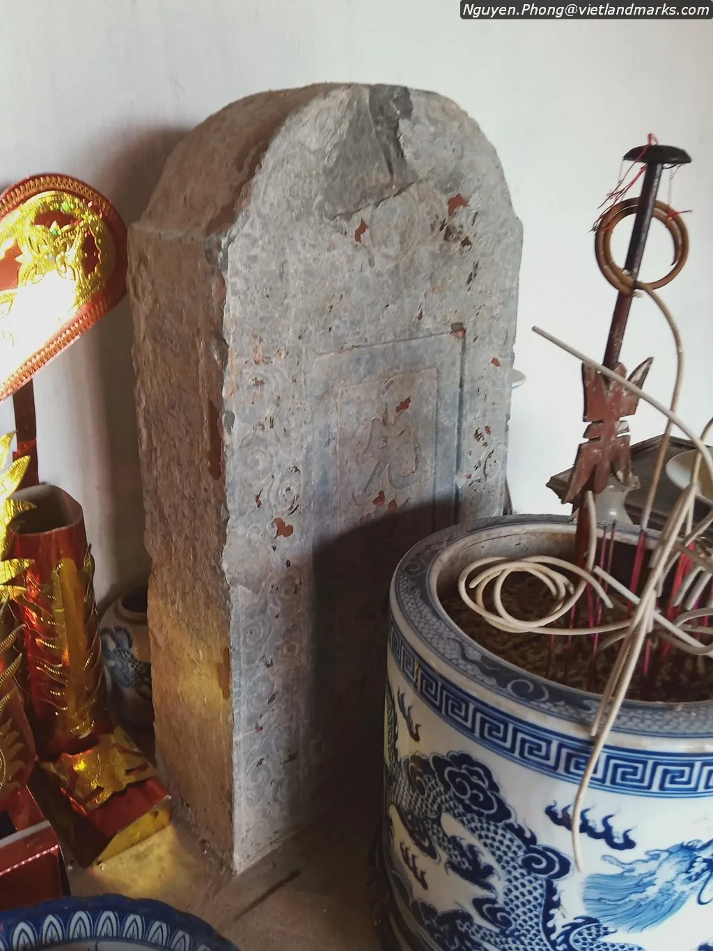 Bài vị đá tại Đền Văn Xương