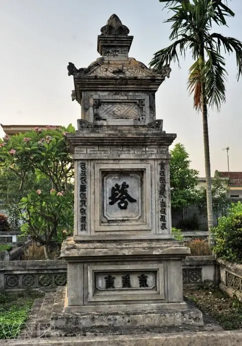 Ngôi tháp cổ trong vườn Chùa Nhất Trụ