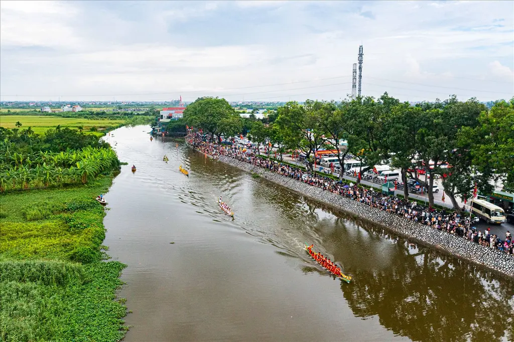Quang cảnh phần thi bơi trải tại Hội đền Đồng Bằng