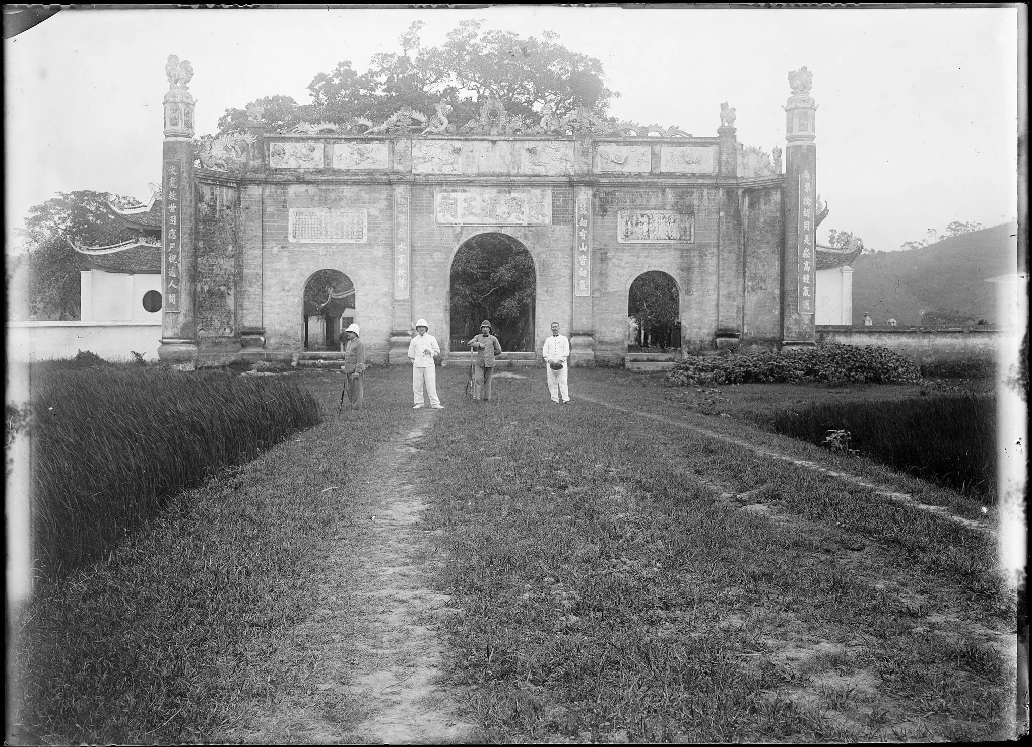 Cổng tam quan đền năm 1904