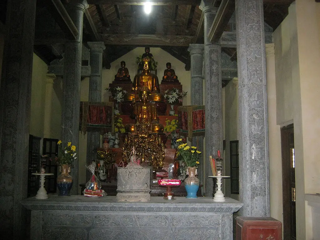 Ban thờ bên trong Chùa và Động Địch Lộng