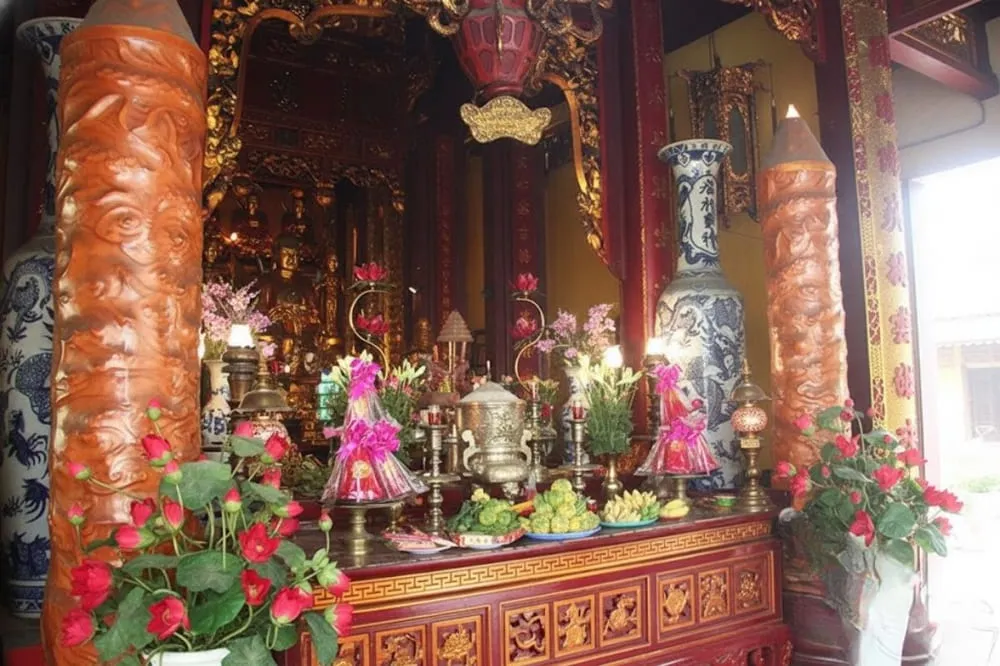 Ban thờ bên trong Chùa Quán Sự