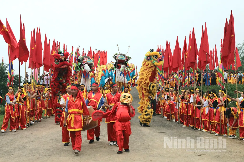 Đoàn kiệu rước Lễ hội Hoa Lư