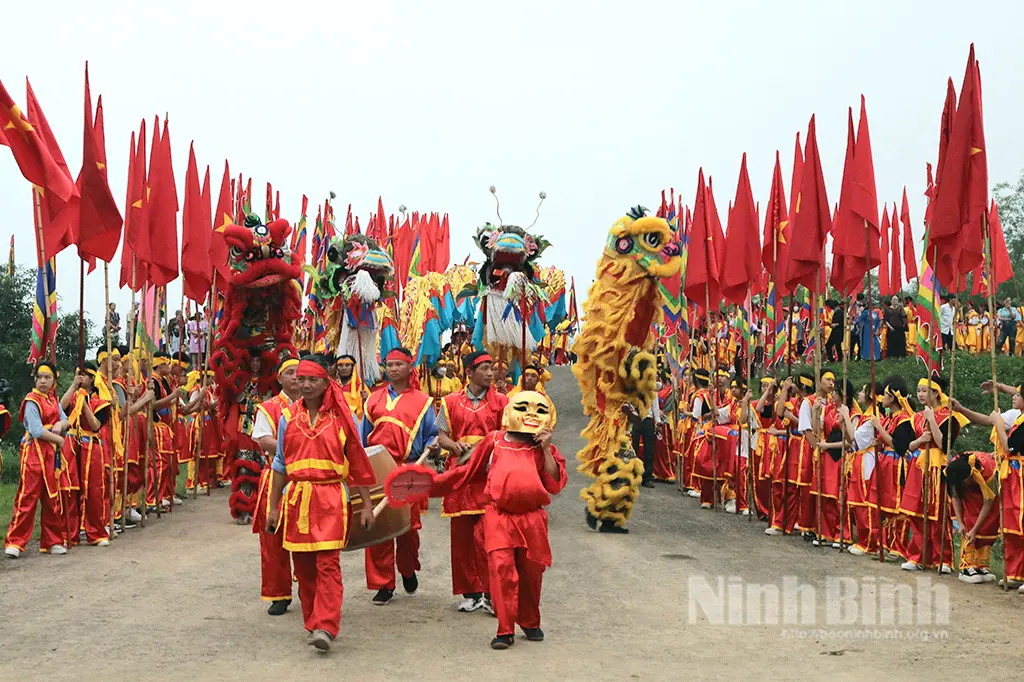 Đoàn kiệu rước Lễ hội Hoa Lư