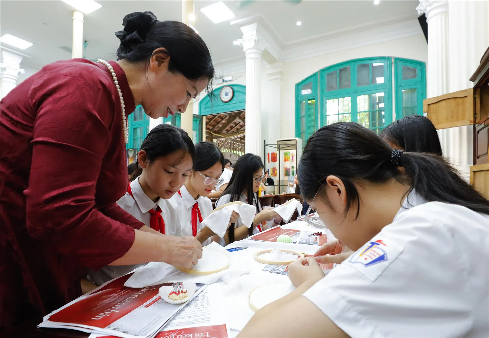 Nghệ nhân Vũ Thị Tuệ hướng dẫn tỉ mỉ cho các học sinh