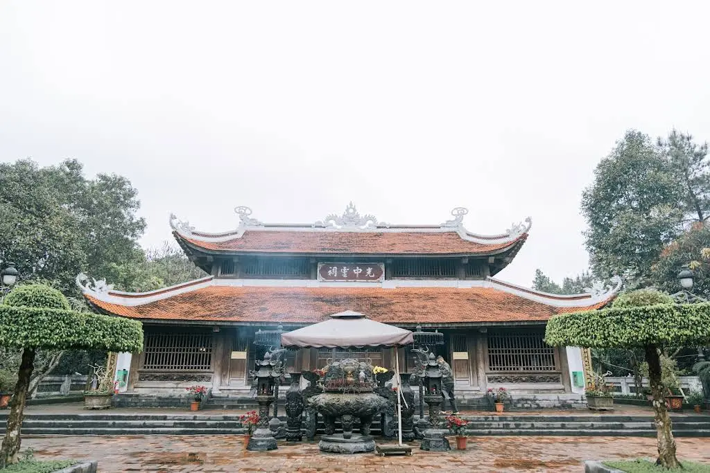 Không gian di tích Núi Quyết Và Phượng Hoàng Trung Đô