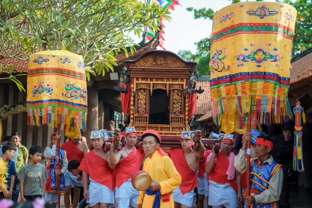 Đoàn rước kiệu thánh trong lễ hội chùa Keo Thái Bình
