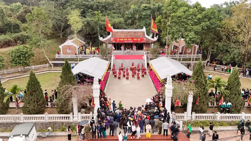 Quang cảnh Lễ hội Núi Văn – Núi Võ