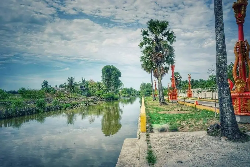 Chùa Cỏ Thum nằm giữa không gian sông nước miền quê yên bình