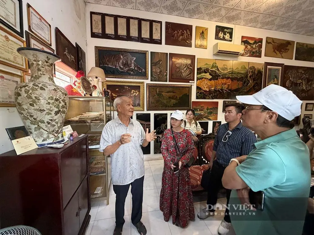Nghệ nhân Ưu tú Trương Quang Tịnh đang chia sẻ các tác phẩm sơn mài cổ ông sưu tầm
