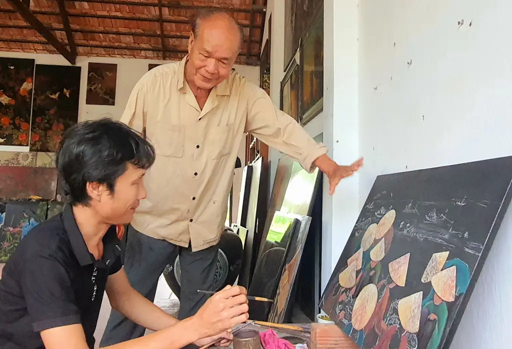 Nghệ nhân Trương Quang Tịnh (áo trắng) đang dạy nghề cho thợ vẽ để tác phẩm thêm phần hoàn thiện