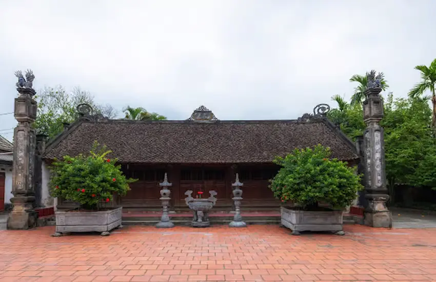 Khuôn viên Chùa Bạch Hào