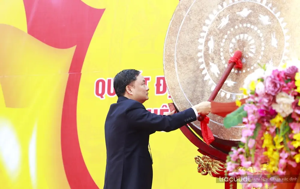 Màn đánh trống khai hội của Hội đền Hả