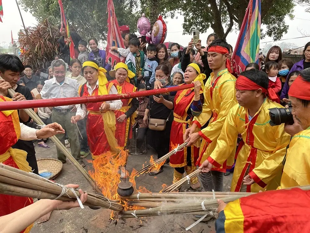 Các đội vừa đi vòng tròn vừa nấu cơm, canh tại Lễ hội đình Gia Dụ