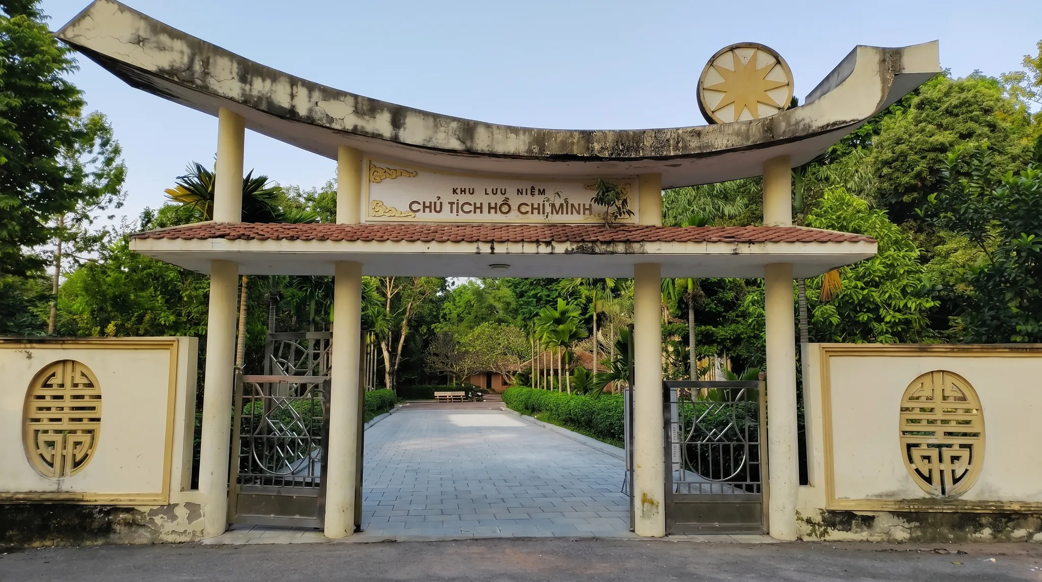 Công khu Di tích lưu niệm Chủ tịch Hồ Chí Minh