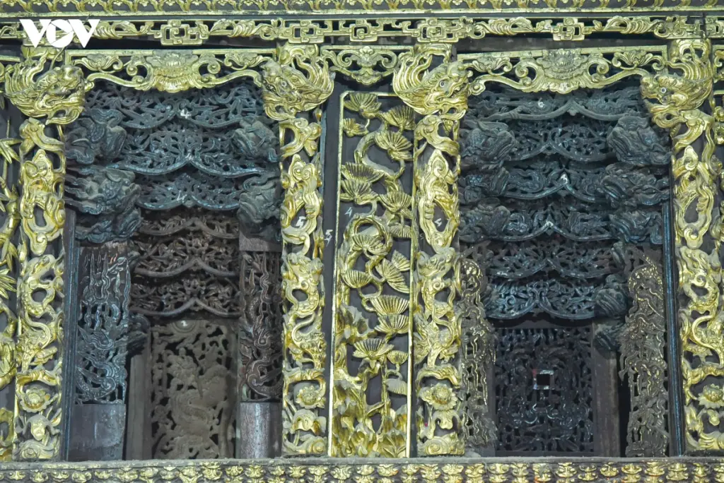 Chạm khắc trên cửa võng đình Thồ Hà