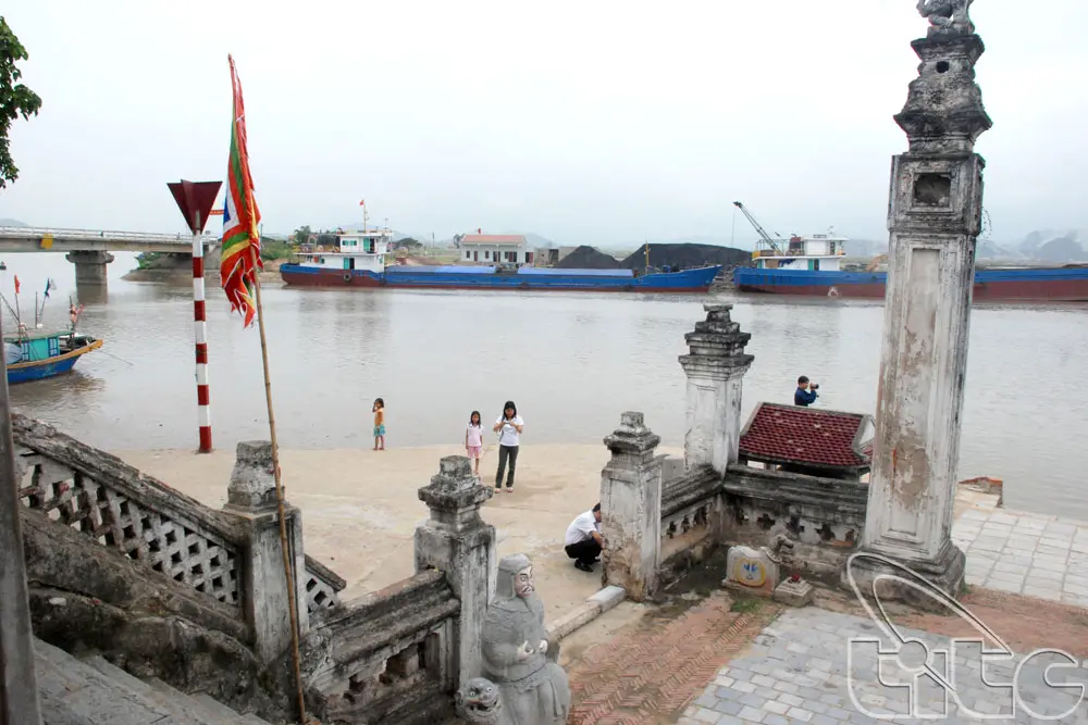 Phía trước Đền Cờn