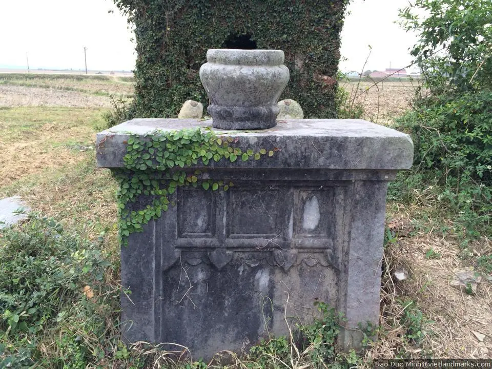Bệ hương đá trước mộ tại Lăng Ngọ Khổng