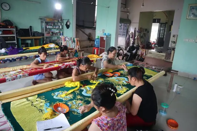 Không khí làm việc cần mẫn của các thợ thêu làng nghề Đông Cứu