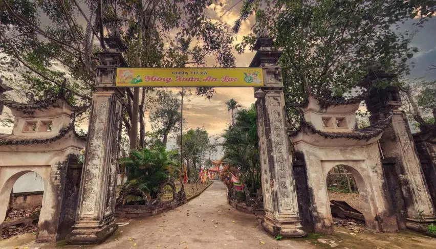 Cổng Chùa Tứ Xã