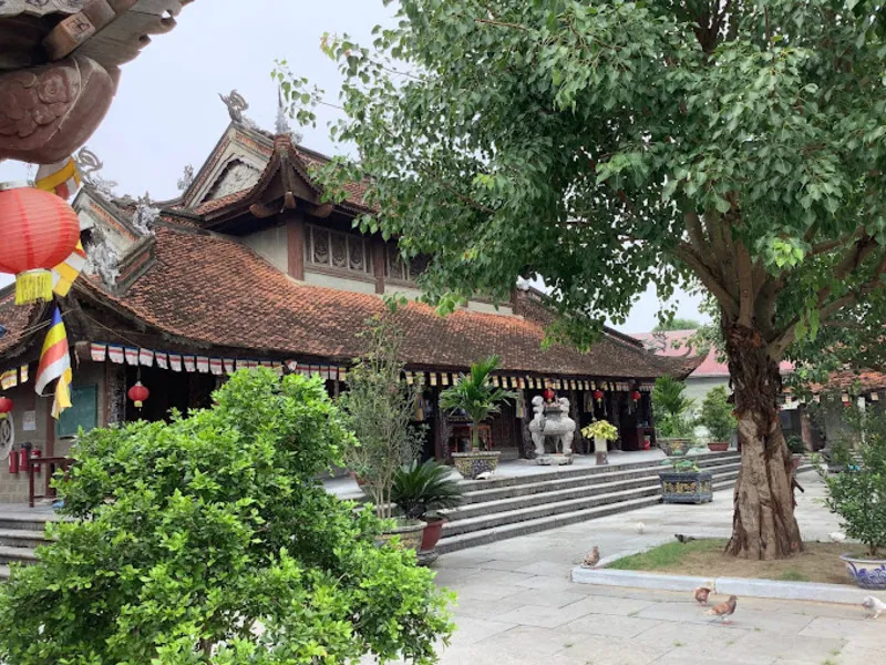 Khuôn viên Đền Tam Giang