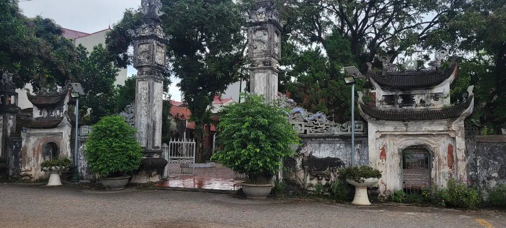Cổng tam quan Đình Phương Mạc