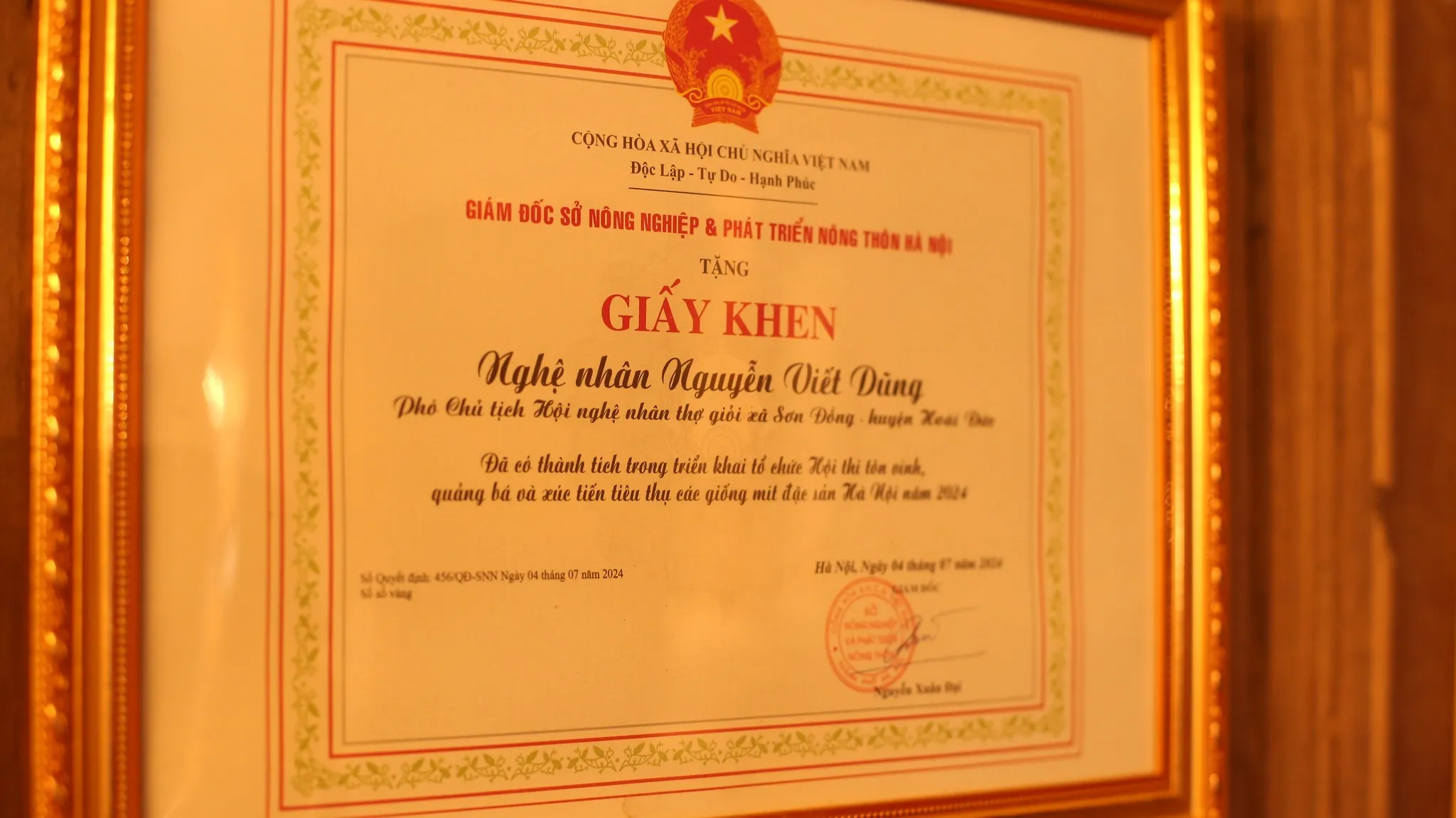 Băng khen nghệ nhân Nguyễn Viết Dũng