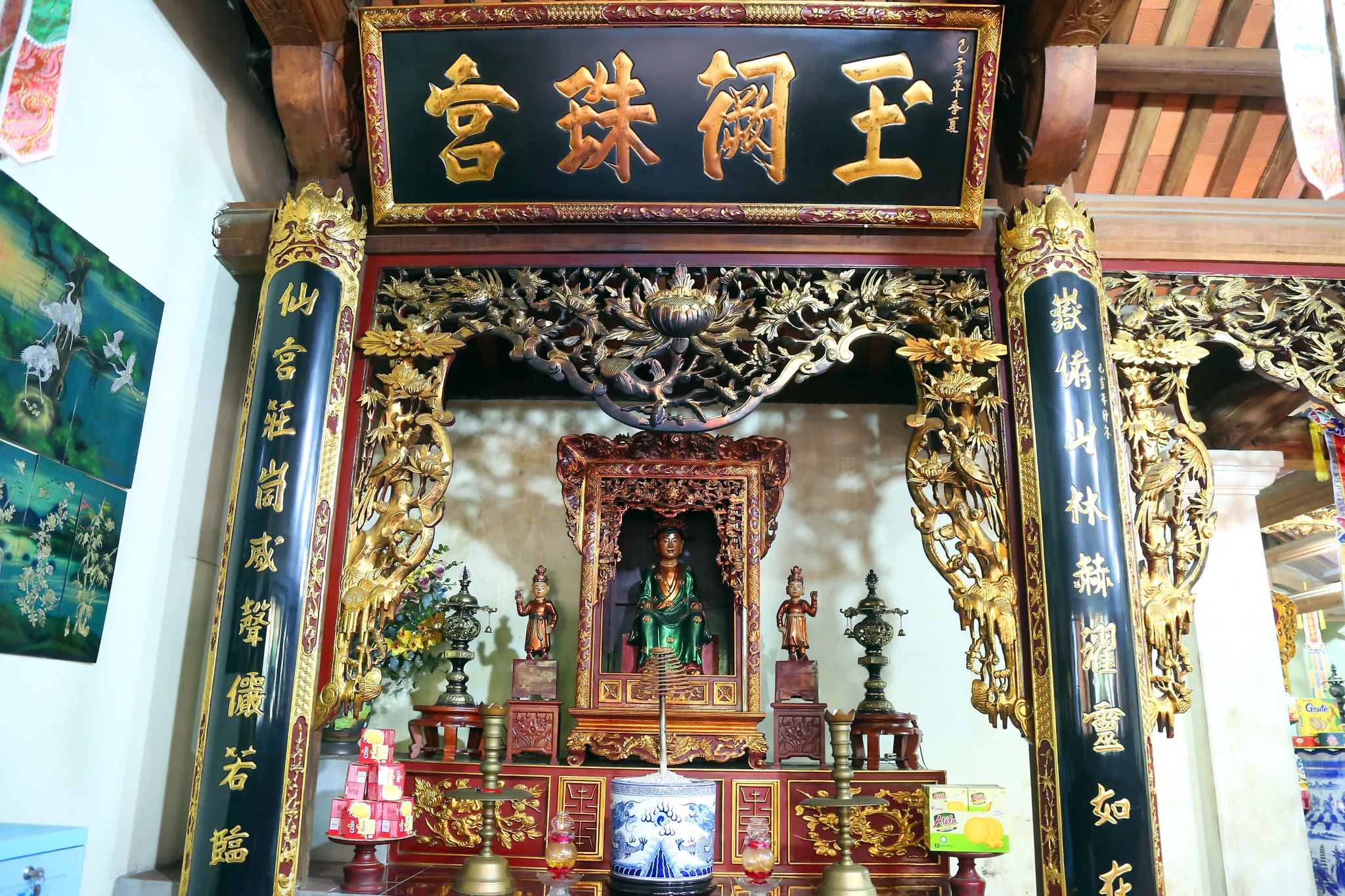 Biển tên trong không gian thờ chùa Tu Hoàng (Càn Phúc tự)
