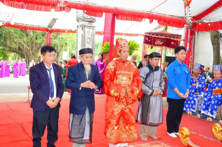 Lễ dâng hương tại Hội làng Thanh Vị