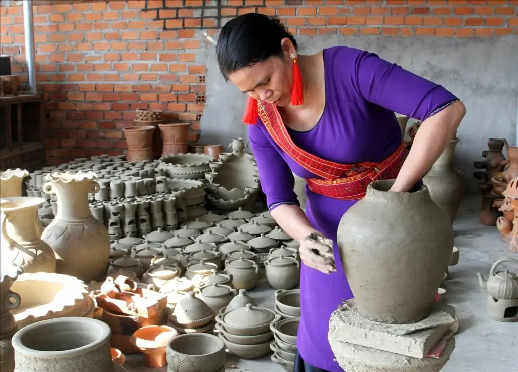 Công đoạn tạo hình gốm Bàu Trúc