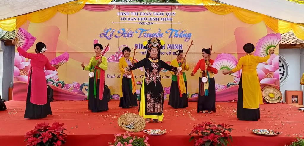 Biểu diễn chầu văn tại Hội đình Bình Minh