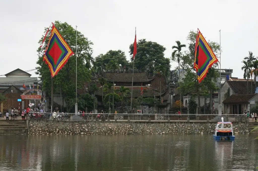 Không gian cảnh quan bên ngoài di tích Đình Trúc Động