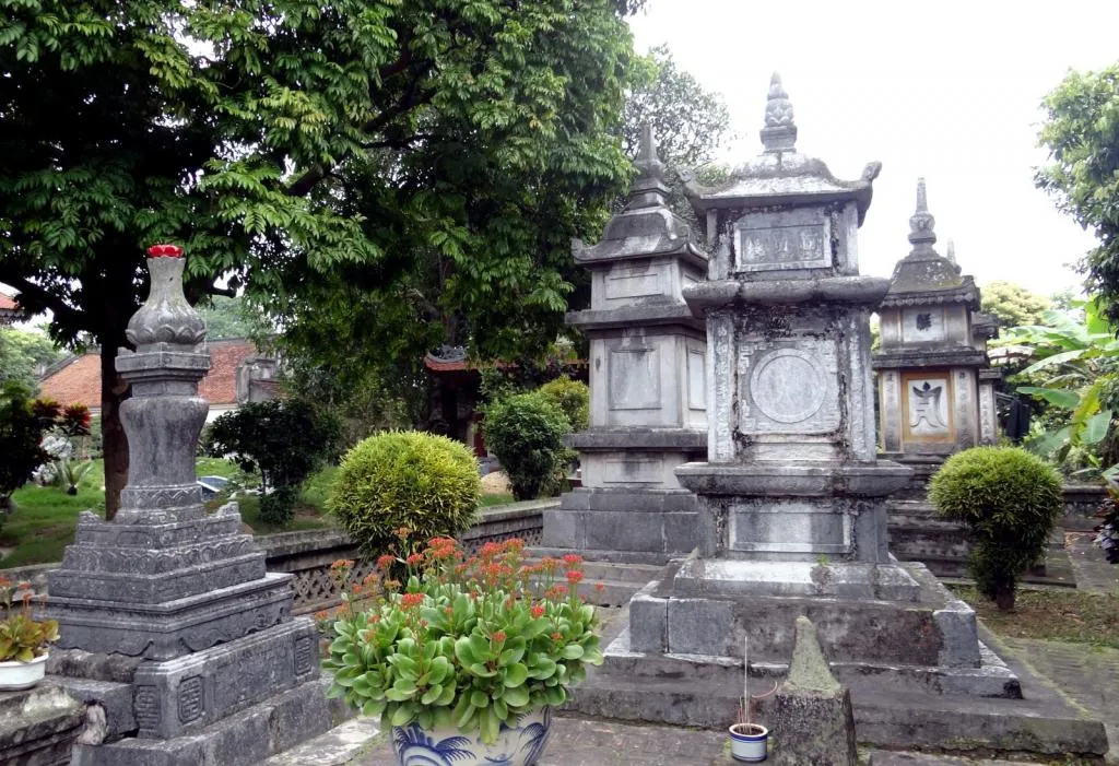 Tháp đá tại Chùa Muống
