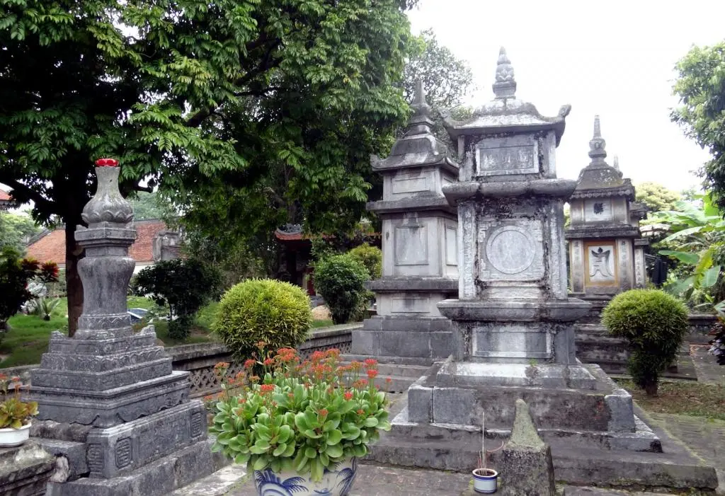 Tháp đá tại Chùa Muống