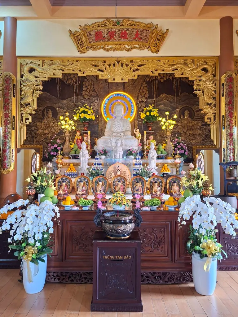 Ban thờ bên trong Chùa Long Nhiễu
