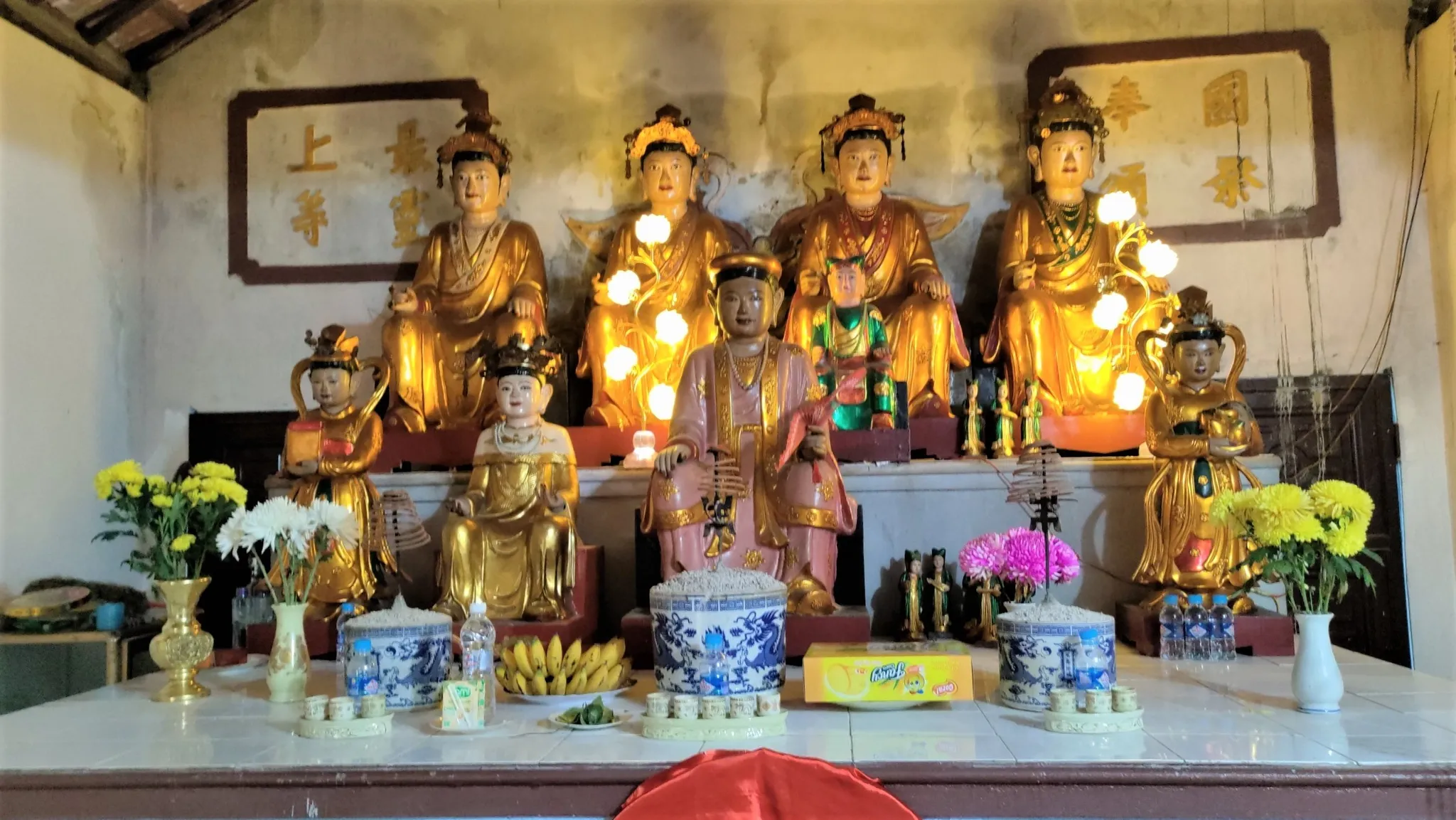 Ban thờ Tứ vị Vua bà tại Đền Tam Lang