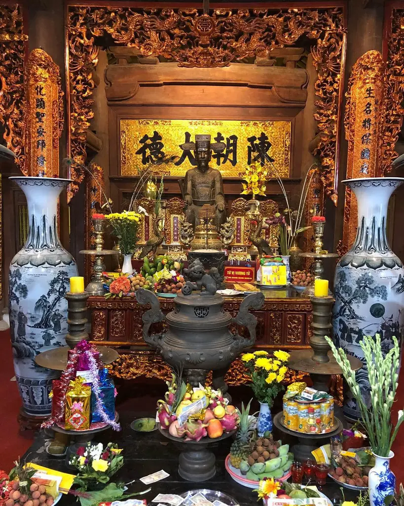 Gian thờ bên trong Đền Trần