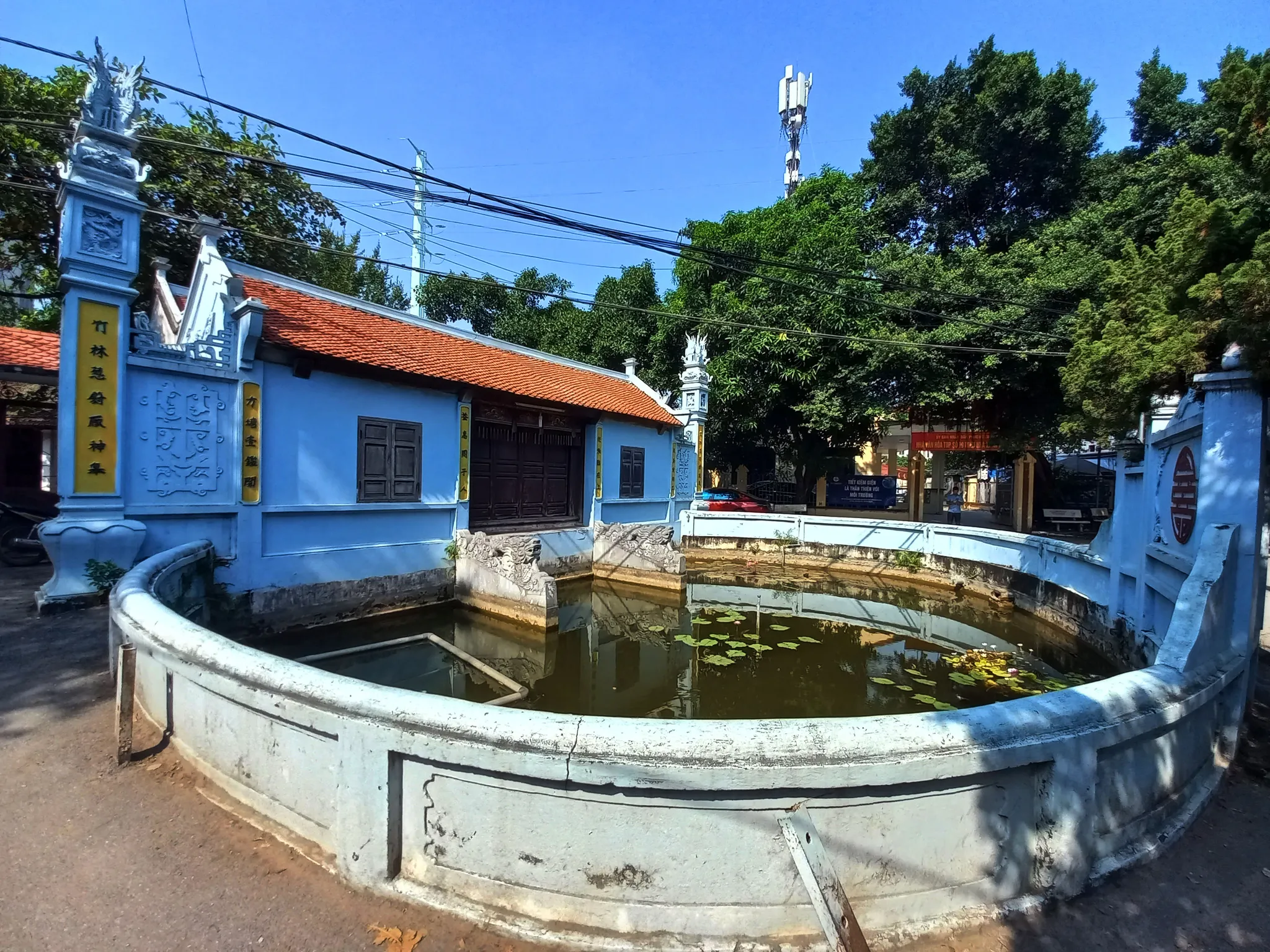 Miếu Miêu Nha nhin toàn cảnh từ bên trái