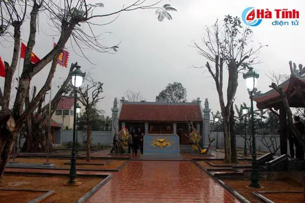 Khuôn viên Đền thờ Phương Giai