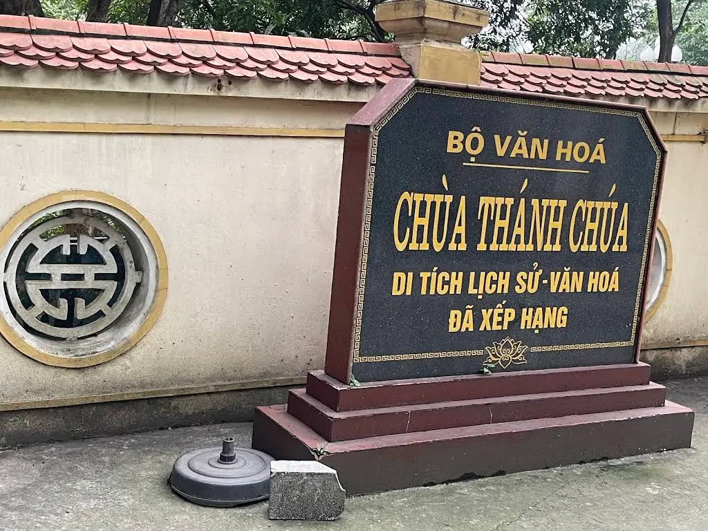 Bia tên di tích Chùa Thánh Chúa