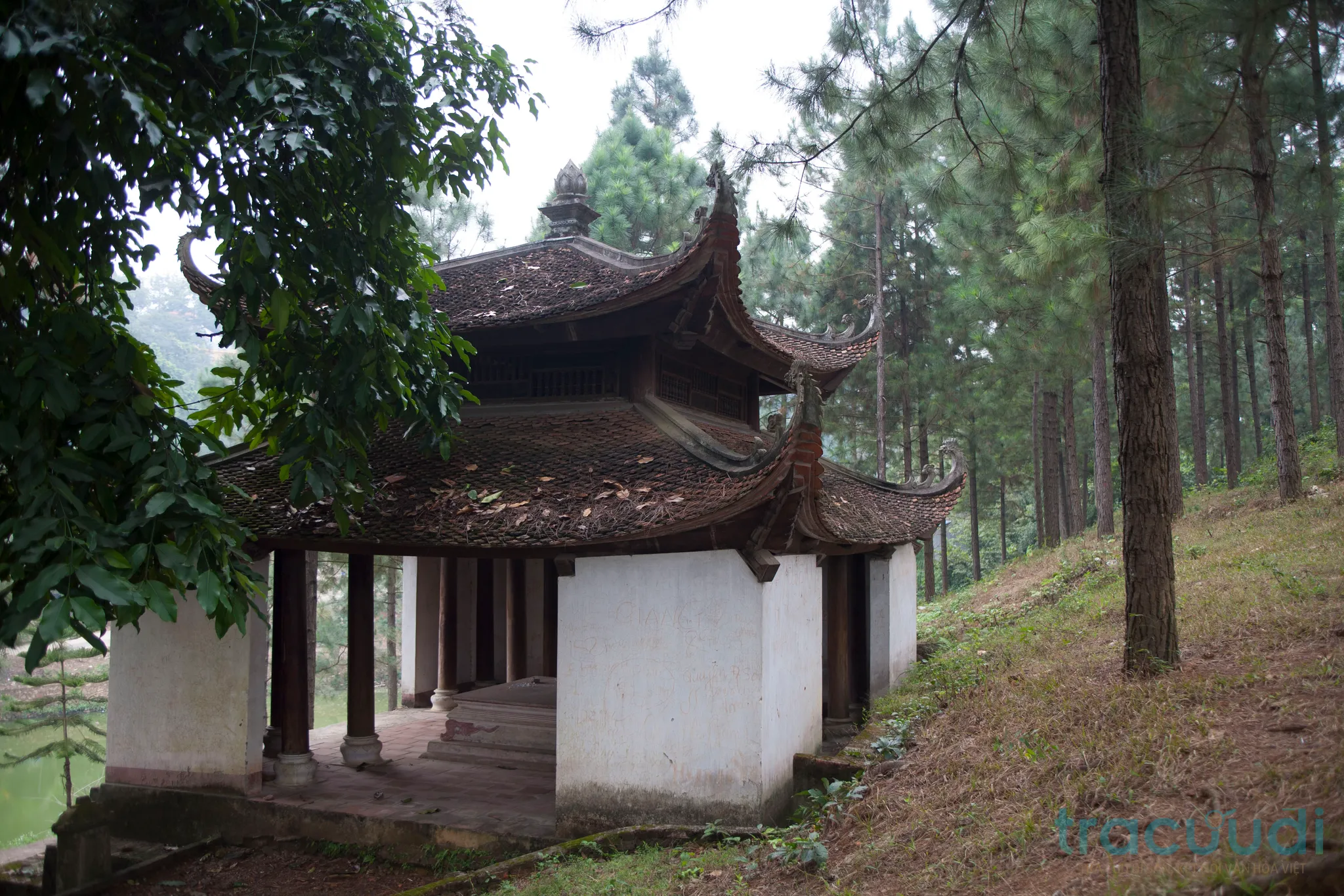 Cảnh quan di tích Chùa Trăm Gian