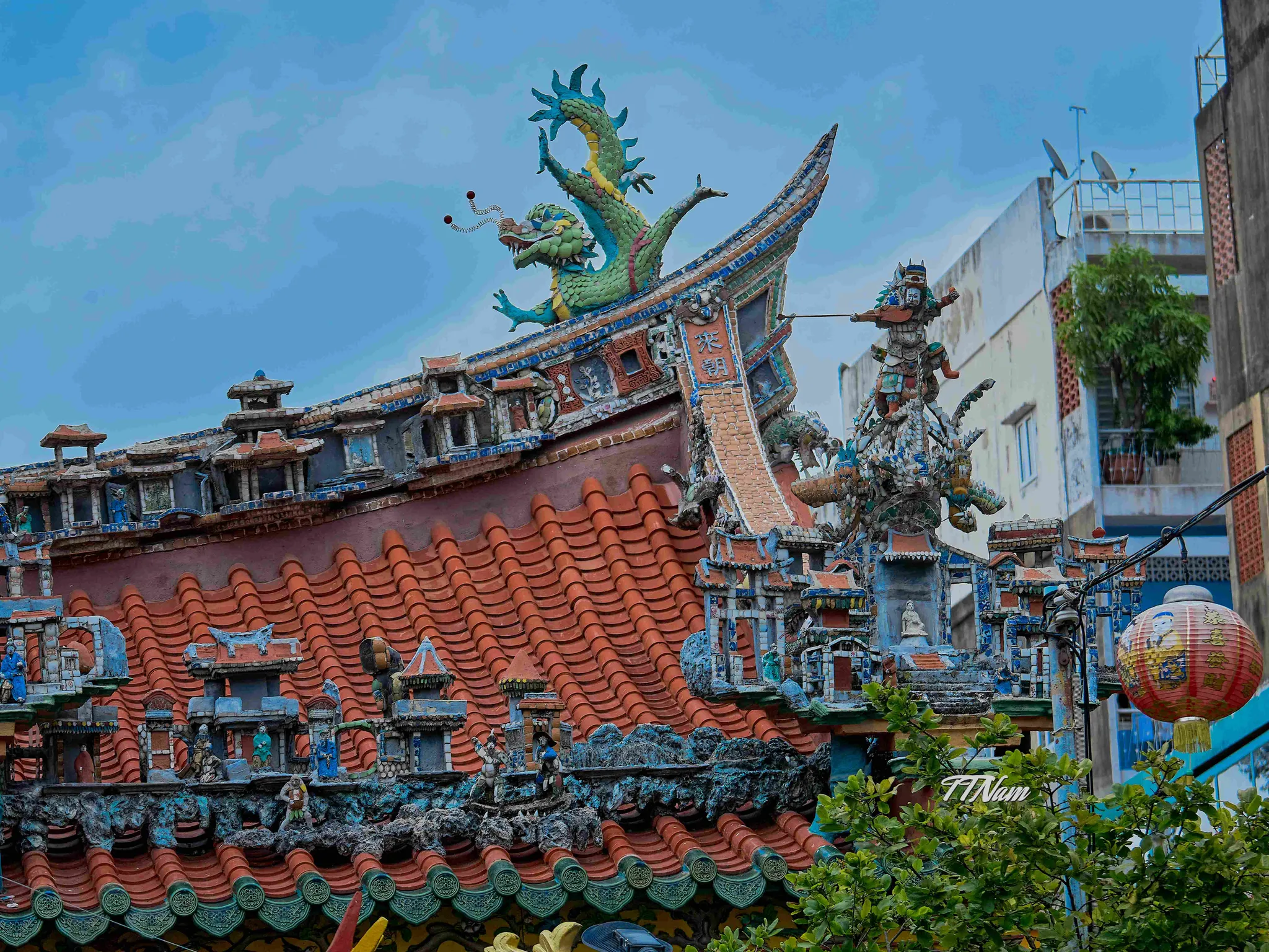 Hoạ tiết trang trí trên mái Hội quán Ôn Lăng
