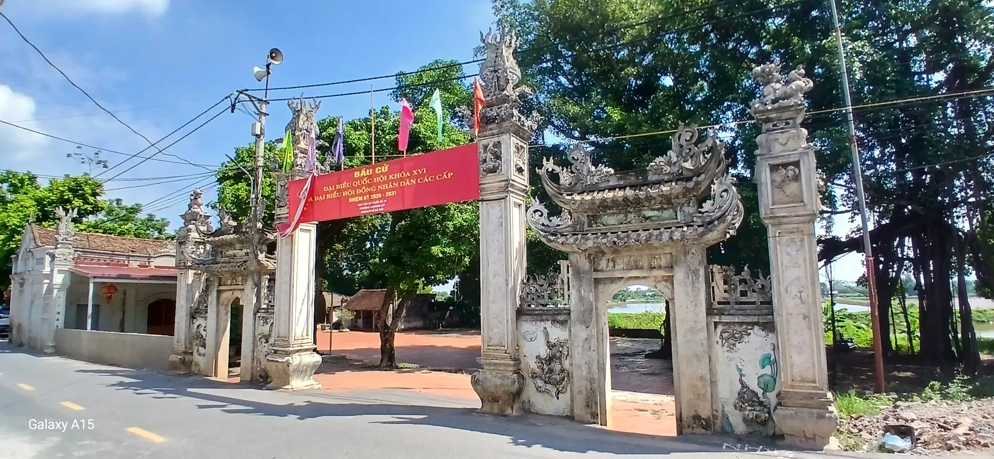 Cổng đình làng Phương Bản