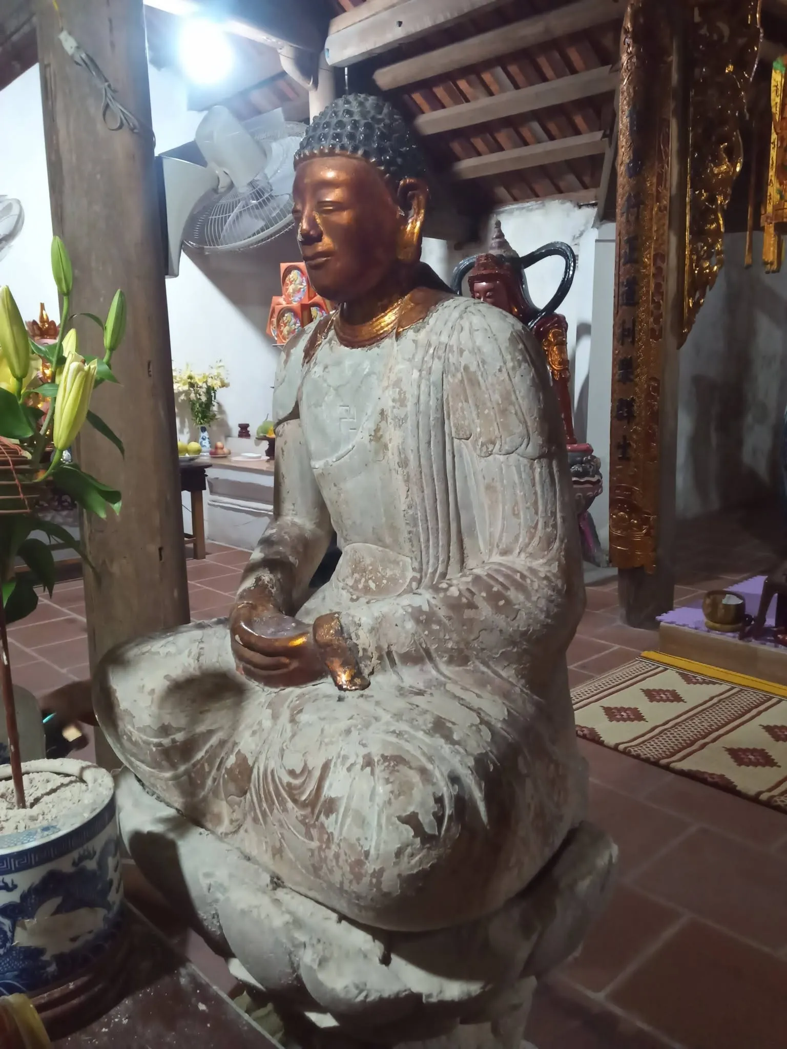 Tượng Phật A Di Đà tại chùa Hoàng Kim.