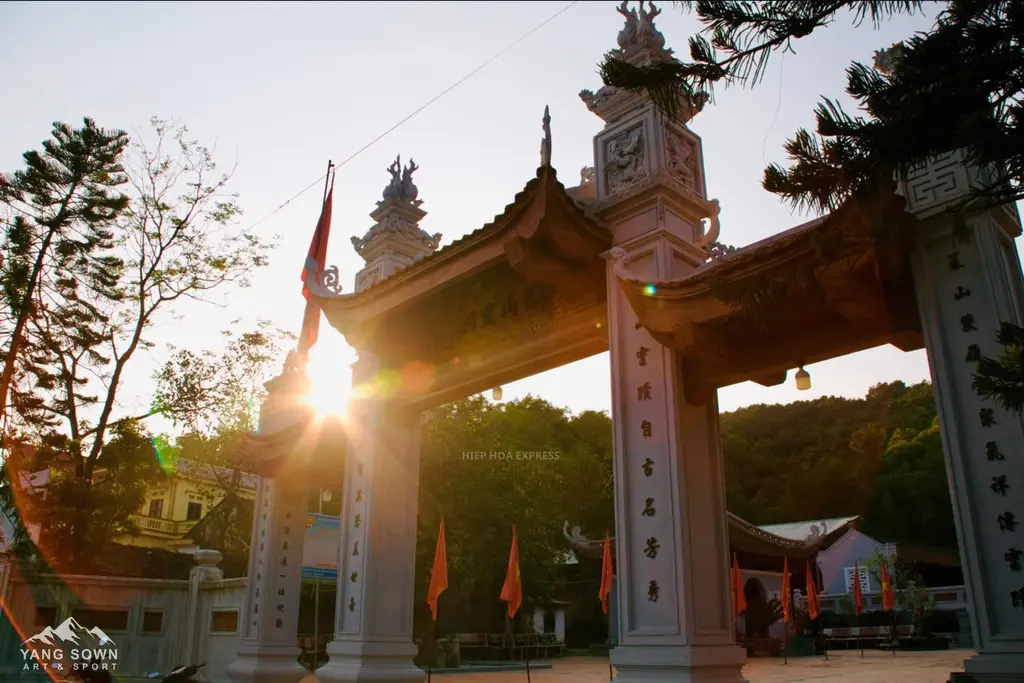 Khung cảnh chiều tà trên Đền Y Sơn