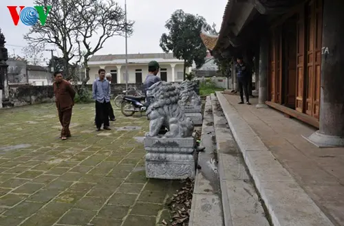 Nghê đá trước Đình Quang Húc